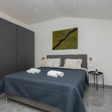 6 Bedroom Awesome In Prolozac بيت للعطل *