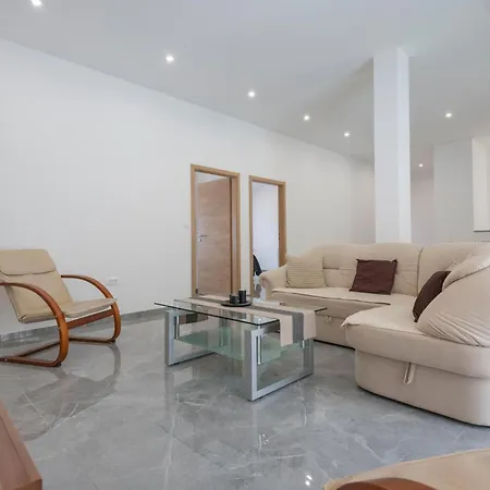 بيت للعطل 6 Bedroom Awesome In Prolozac *